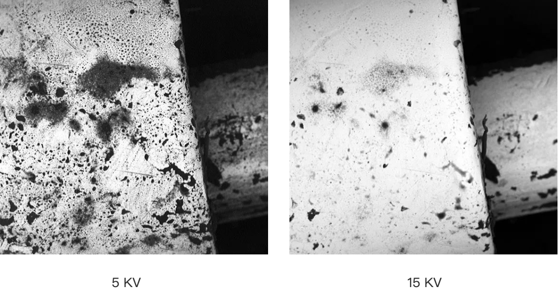 样品为金项链在不同加速电压（5kV 与 15kV）下的扫描电镜图像